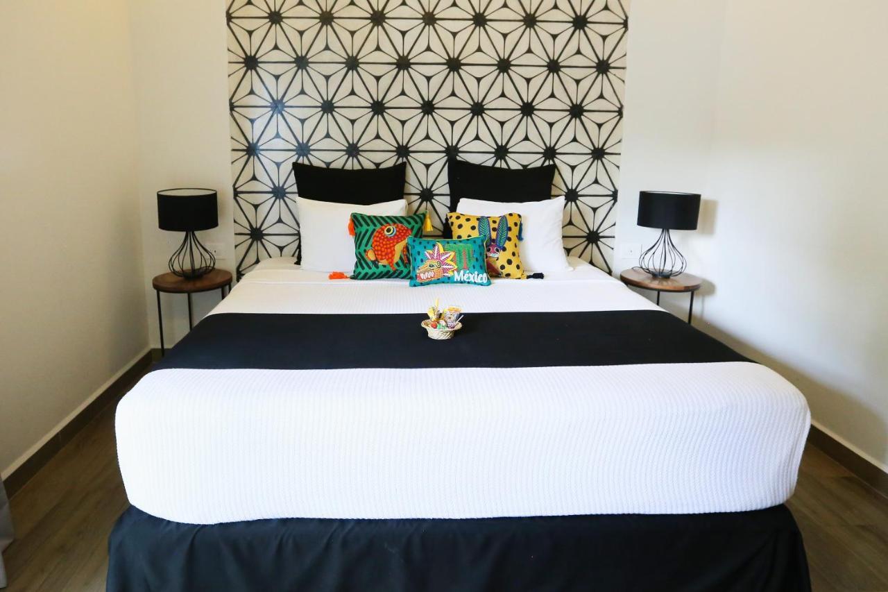 מלון בקאלאר Casa Chukum מראה חיצוני תמונה A bed with a bed runner